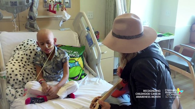 Un enfant malade du cancer chante fight song de Rachel Platen et c'est tellement émouvant!