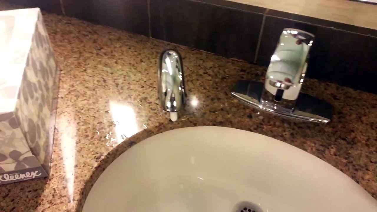 Un distributeur automatique de savon ne veut pas servir les noirs... Machine raciste!!!