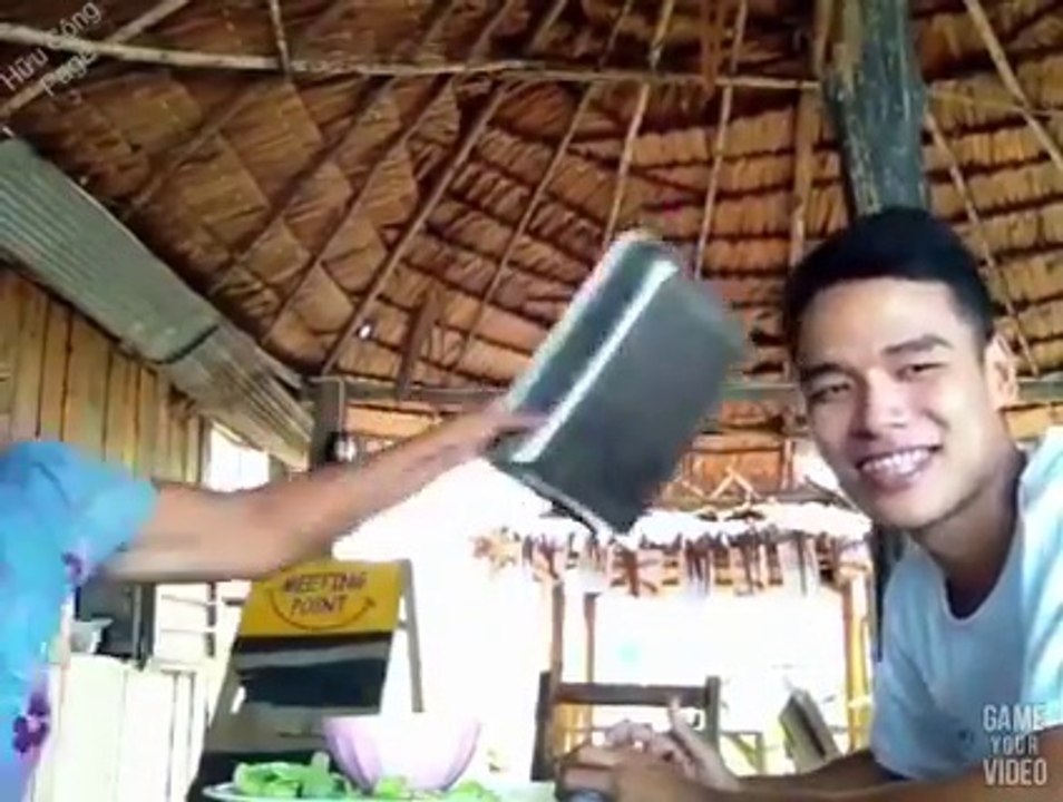 không thể nhịn cười với những nụ hôn bất ngờ và cái kết cũng không ngờ luôn