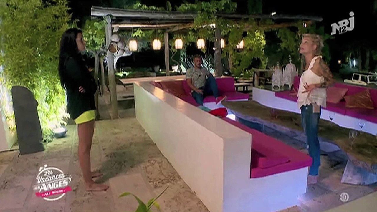 Myriam Abel se prend une baie vitrée en pleine tête dans "Les Vacances des Anges"