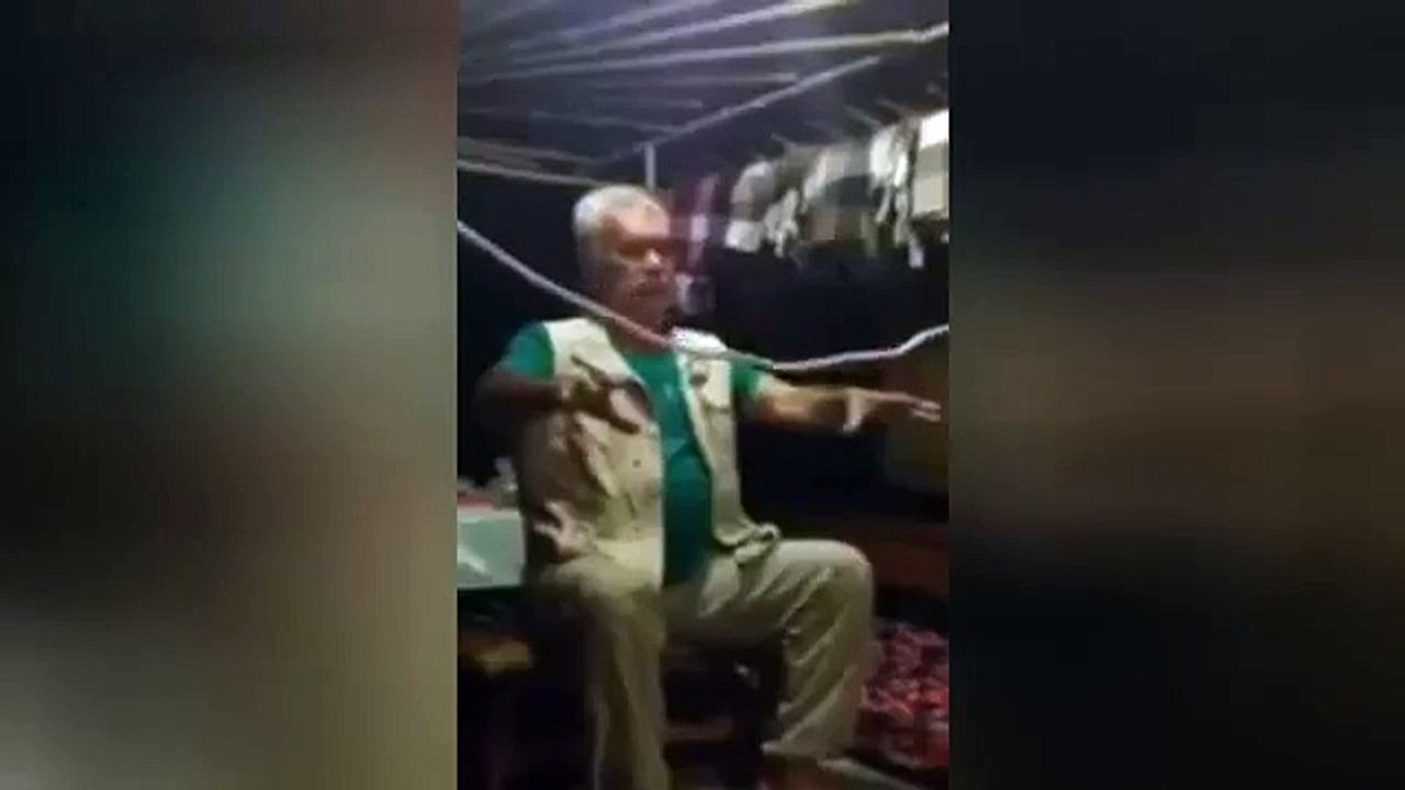 Tour de magie avec les mains attachées