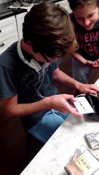 Quand 2 ados tentent d’utiliser un Walkman pour la 1ère fois