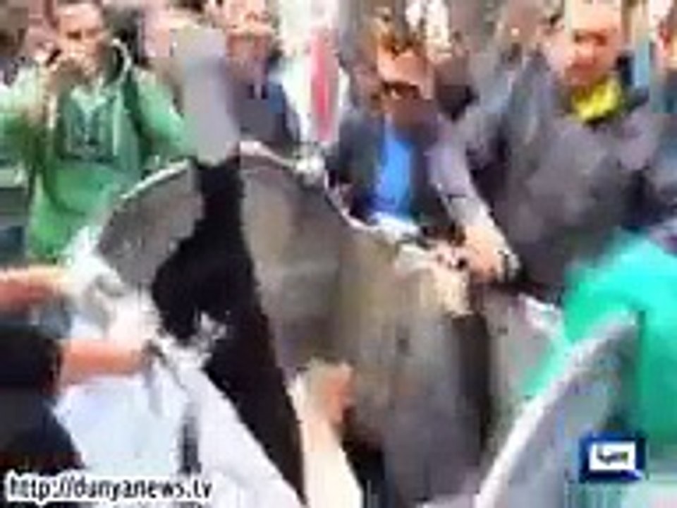 عوام نے یوکرائنی خواجہ آصف کو کوڑادان میں پھینک دیا