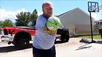 The man who plays Basketball without hands