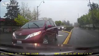 Female driver at fault immediately tries blaming the other driver