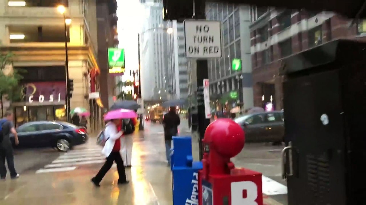 Les sirènes d'alerte à la tornade de chicago sont vraiment flippante! Un cauchemar!