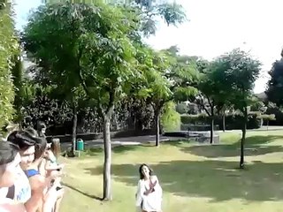 Un hélicoptère bombardier d'eau ravitaille dans une piscine au Portugal