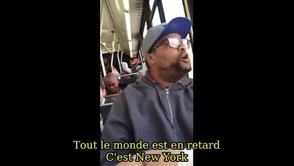 Le passager d'un bus remet une femme énervée à sa place