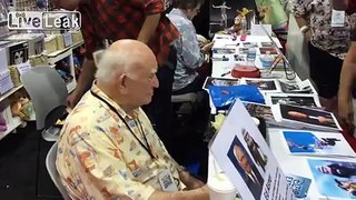 Fan Flips Off Ed Asner Then Gets His Picture Made With Him