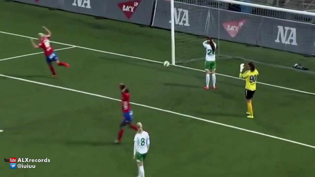 Cette joueuse de football va marquer un but contre son camp énorme !