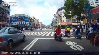 Motorist interrupt a murder by a knife-wielding man almost get killed!