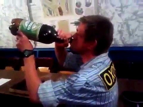 Il boit cul sec une bouteille d'alcool et tombe à la renvers