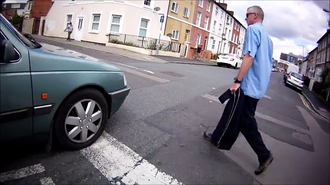 Driver argues with cyclist chases on foot and falls over.