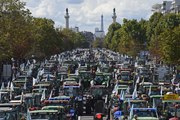 Les agriculteurs investissent la place de la Nation à Paris