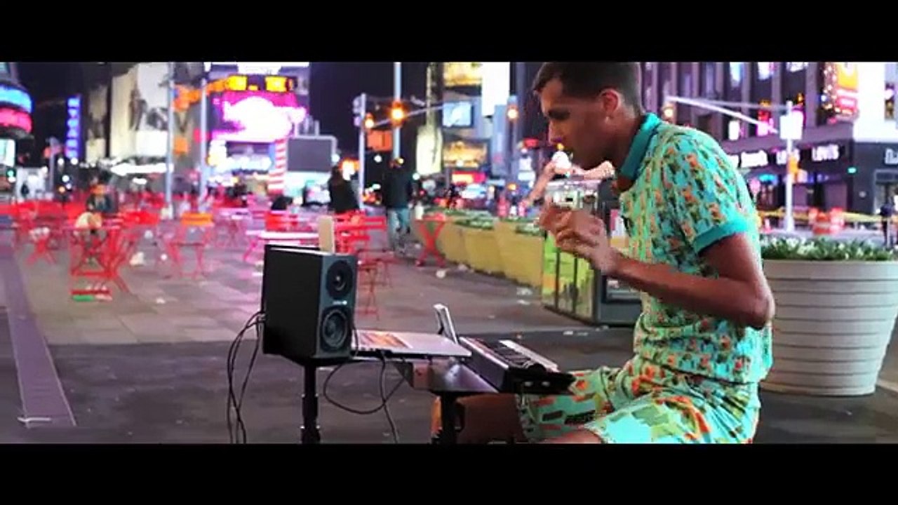 Ce chanteur officie incognito dans les rues de NY... mais qui est-ce ?