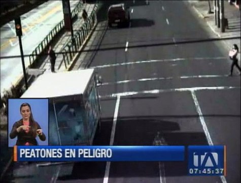 Peatones ponen en peligro sus vidas por el irrespeto a las señales de tránsito