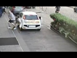 Napoli - Scippa orologio da 35mila euro a turista inglese (02.09.15)