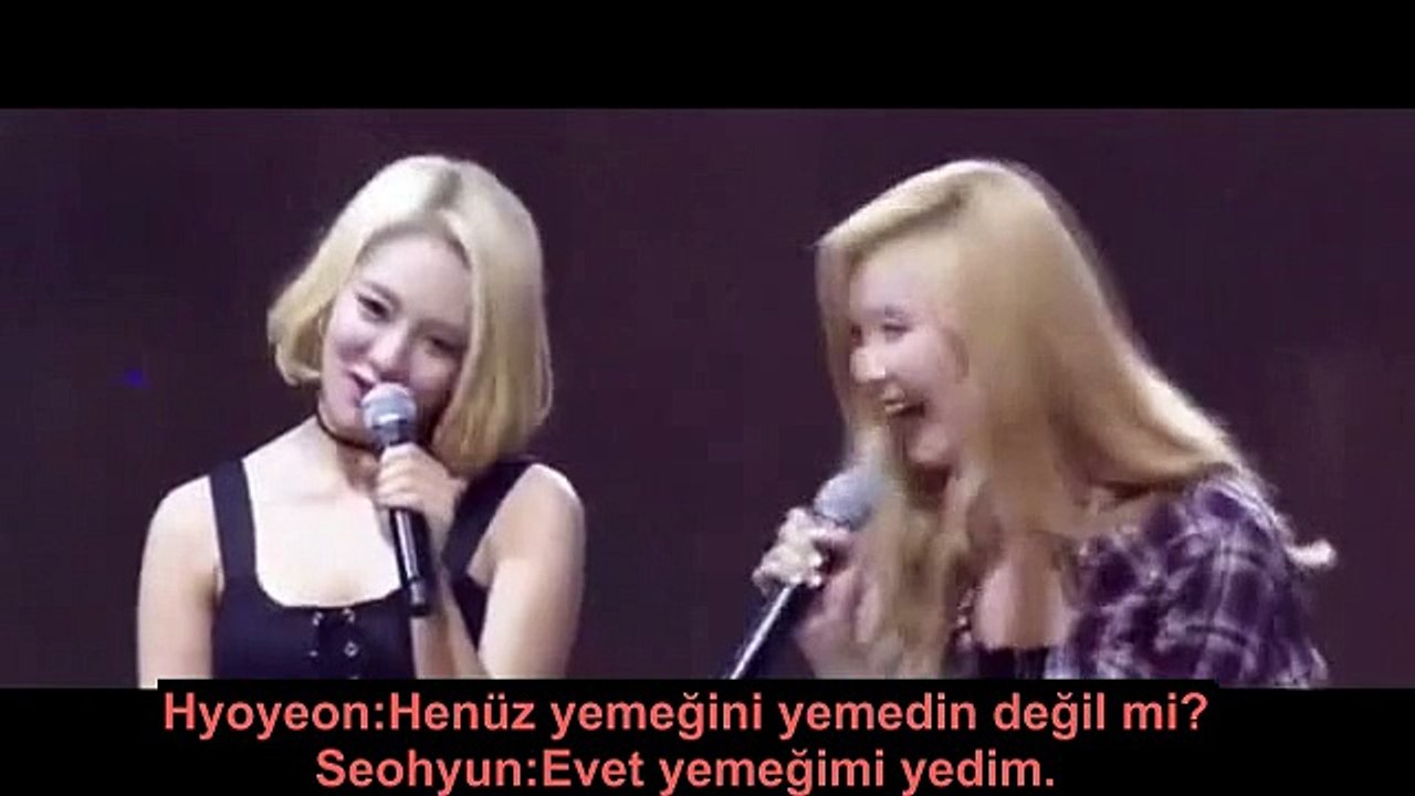 150831 Hyoyeon ve Seohyun'un Çince Karşılıklı Konuşmaları Türkçe Altyazılı @ Tecent concert