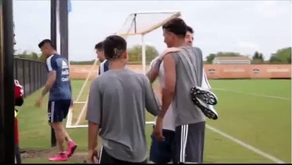 Messi esbanja simpatia com a garotada