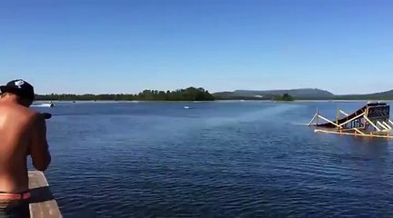 Il fait un backflip avec une motoneige sur l'eau