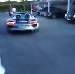 Il bousille sa Porsche à 800 000€ en voulant impressionner sa copine