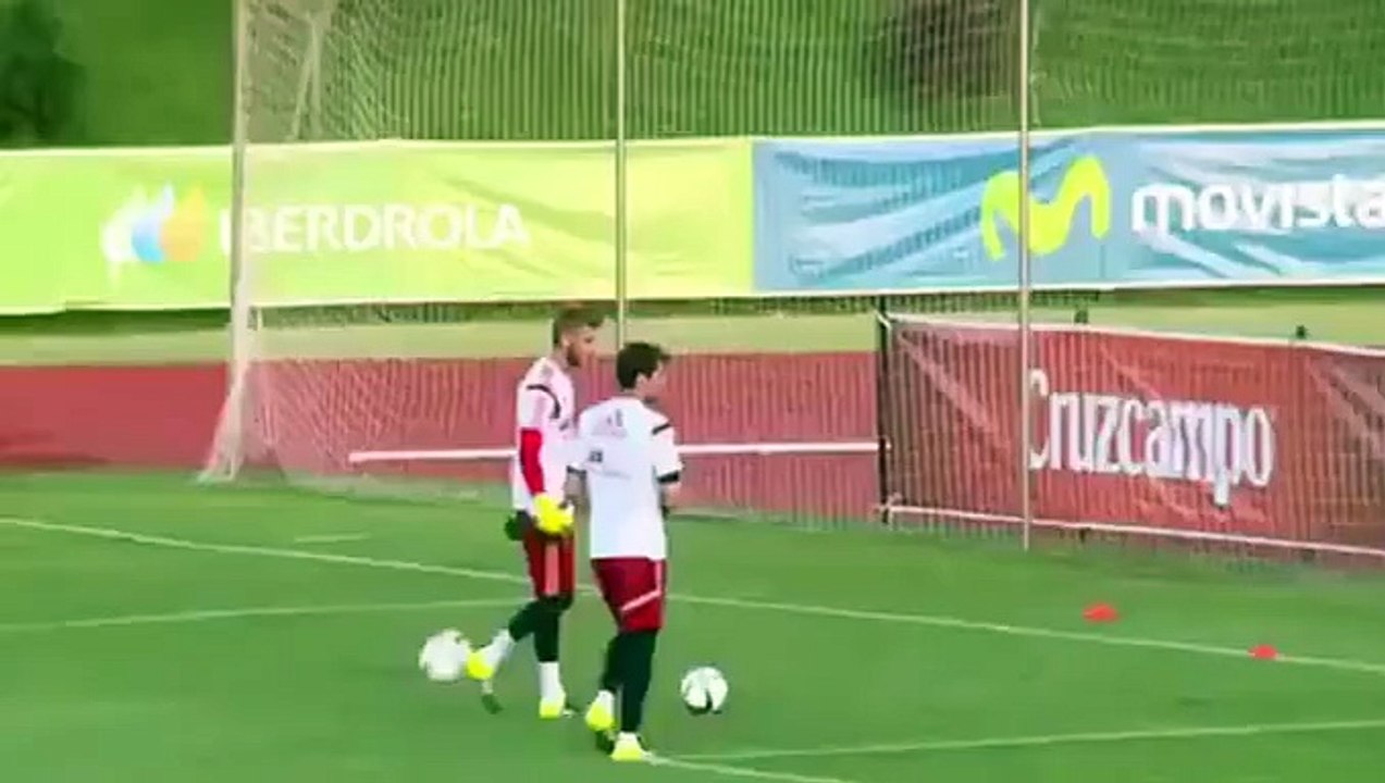 David De Gea nutmegs Iker Casillas during Spain training