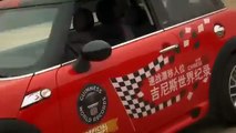 صيني يكسر الرقم القياسي في ركن سيارة الميني كوبر Mini Parkin