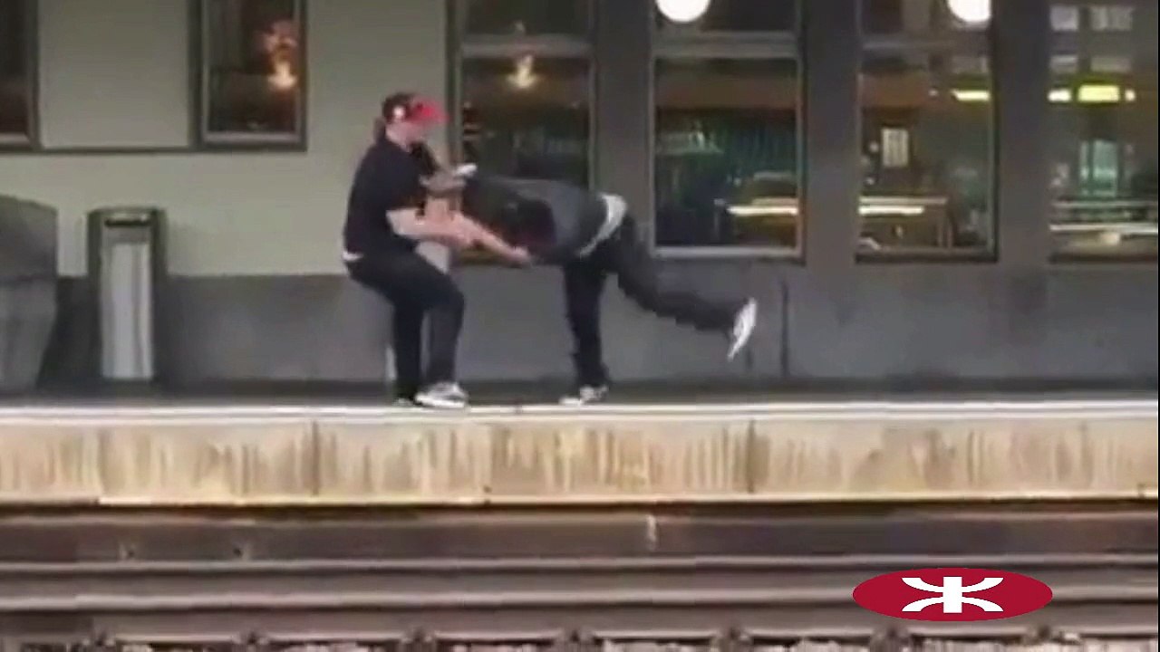 bagarre en Suisse, un homme tombe sur la voie un train passe en vitesse