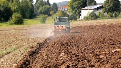 Unimog 406 beim Pflügen