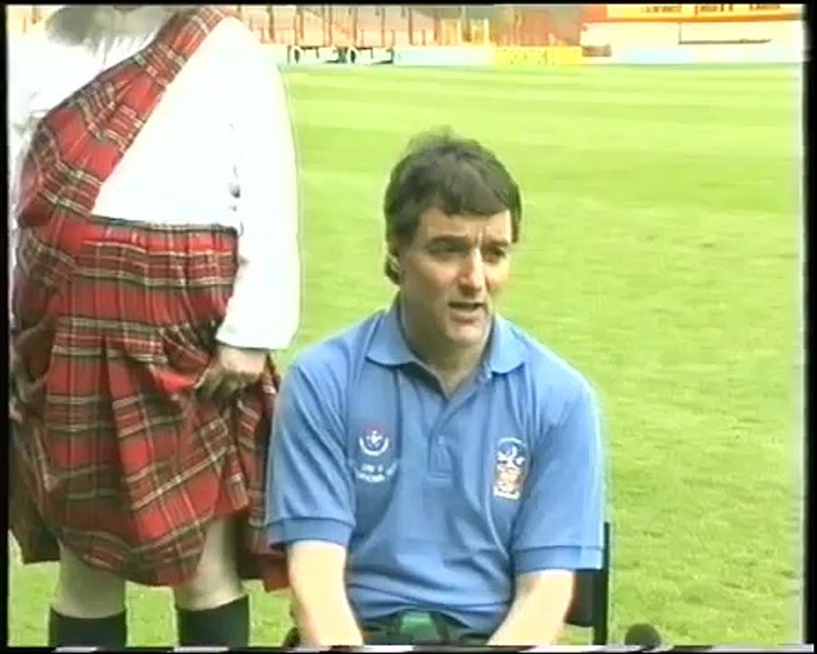 Lou Macari signs a striker