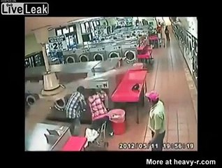 Çocuğunu çamaşır makinesine koyan baba