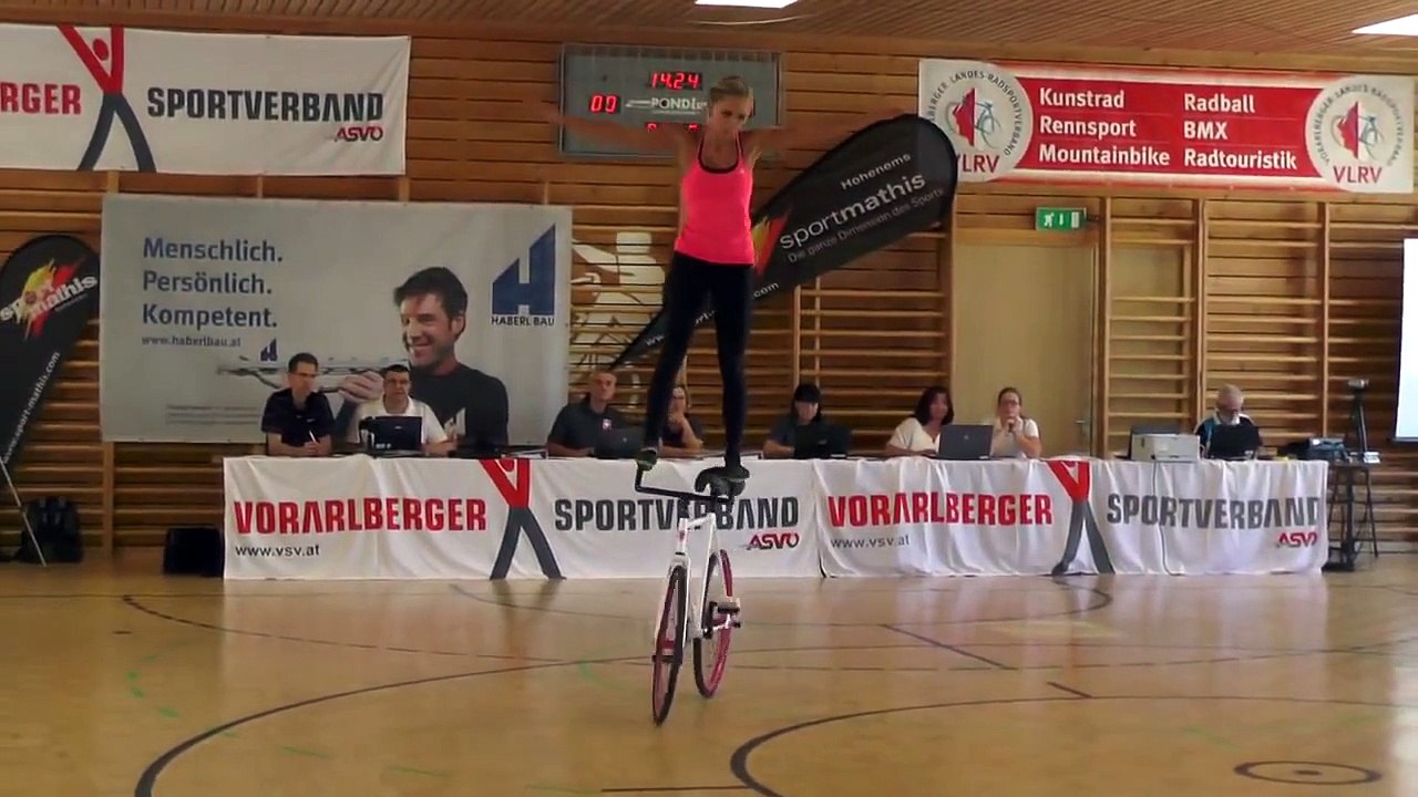 Ładna Pani robi sztuczki na rowerze