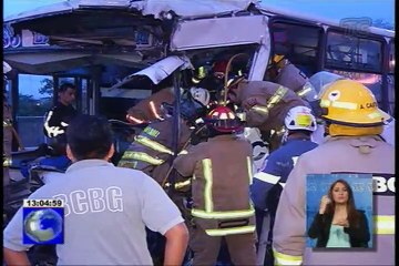 Conductor de un bus muere tras estrellarse contra un tráiler