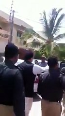 لوگ رحمان ملک کو گندی گالیاں دیتے ھوئے