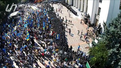 Драка под Верховной Радой перед взрывом гранаты. Видео с беспилотника