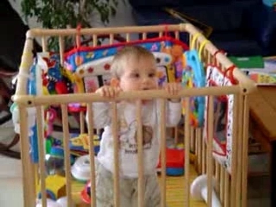 Aloïs se met debout