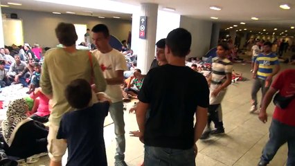 Un homme fait un don à des réfugiés mais cela ne se termine pas comme prévu...