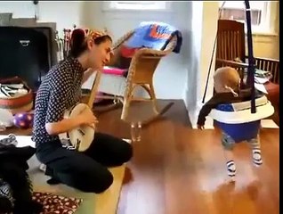 Baby dances every time his mom starts playing the banjo