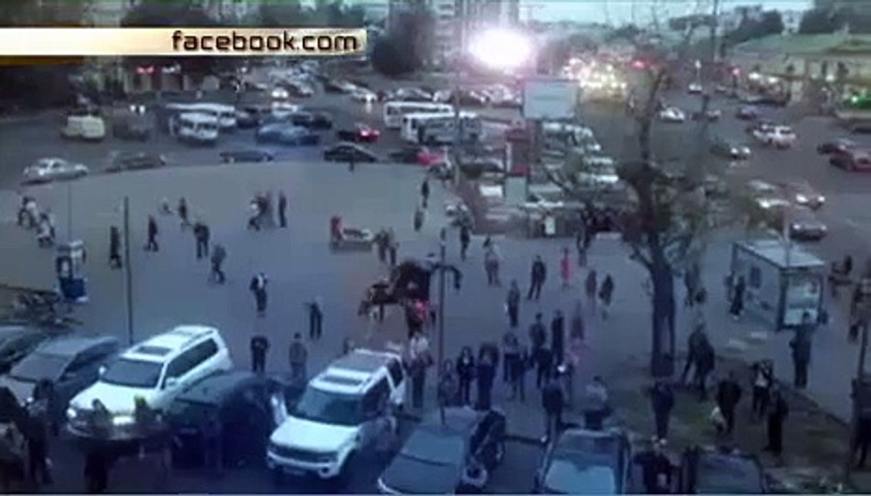 Летающий над улицей мужчина шокировал москвичей Flying above the street a man shocked Muscovites