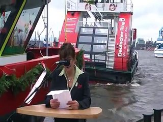 Taufe der 11. HADAG-Fähre vom Typ 2000 / Bügeleisen auf den Namen OORTKATEN in Hamburg