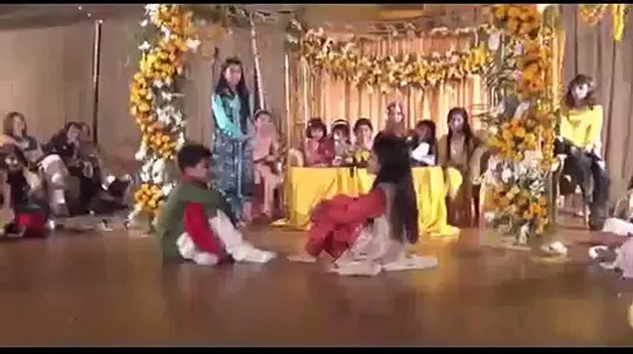 Pakistani Wedding Dance Skit 'Lak 28 Kuri Da'