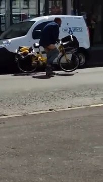 Ce postier ivre va avoir du mal à rentrer avec son vélo et son pantalon....