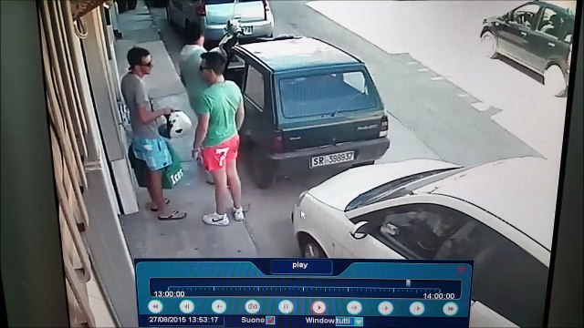 Méthode musclée pour sortir sa voiture de sa place de parking!