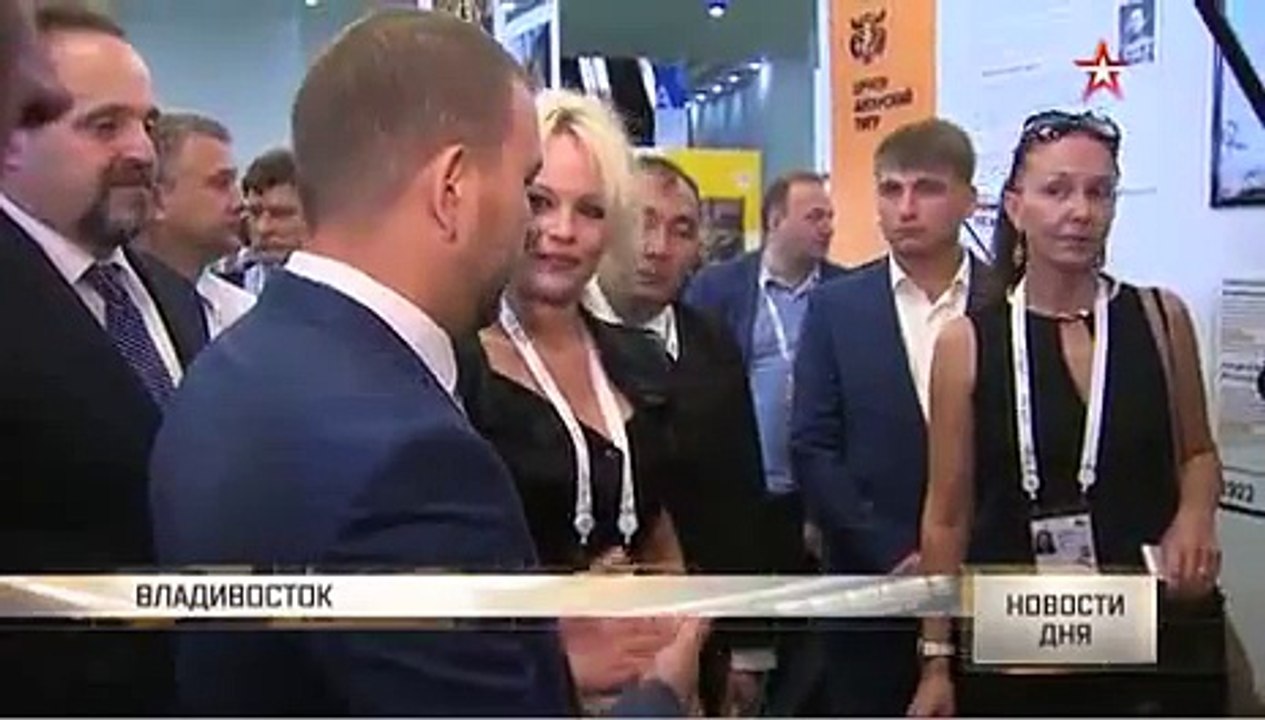 Pamela Anderson Памела Андерсон в коротком платье вышла на улицы Владивостока