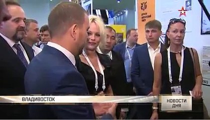 Pamela Anderson Памела Андерсон в коротком платье вышла на улицы Владивостока