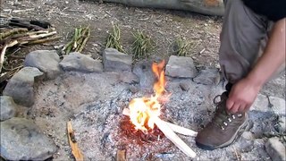 Wildernisschool Outback Bushcraft en Survival - vuur maken met een firesteel