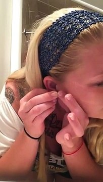 Elle se déchire le lobe de l'oreille avec un écarteur