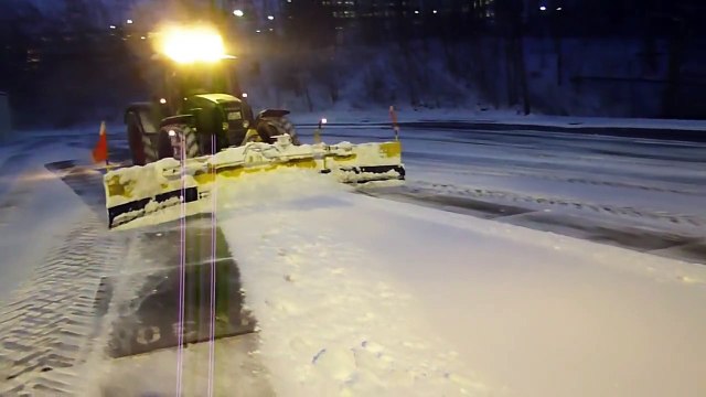 Winterdienst mit Fendt Vario 716 und Flächenschneeschieber