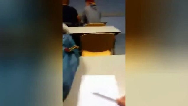 Il se fait fait réveiller par son prof avec un extincteur