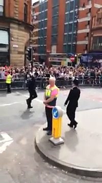 Une policière se lâche sur la chorégraphie de Footloose (Pride de Manchester)